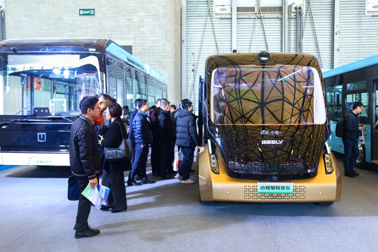 科技驅(qū)動 智能未來 吉利星際首款智能駕駛導覽車亮相2024上海國際客車展(圖2)